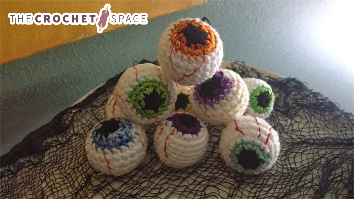 Easy Halloween Crochet Eyeballs || thecrochetspace.com