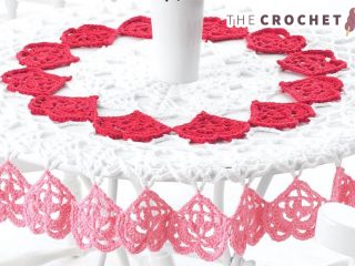 Easy Heart Crochet Tablecloth || thecrochetspace.com