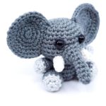 Easy Mini Crochet Elephant. Large easy ans sitting down || thecrochetspace.com