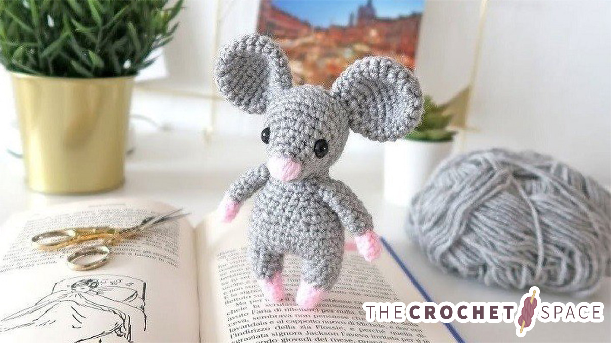 Easy Mini Crochet Mouse || thecrochetspace.com