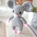 Easy Mini Crochet Mouse. Little grey mouse with pink hands, feet & nose || thecrochetspace.com
