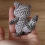 Easy Mini Crochet Raccoon. Rear view of the raccoon || thecrochetspace.com