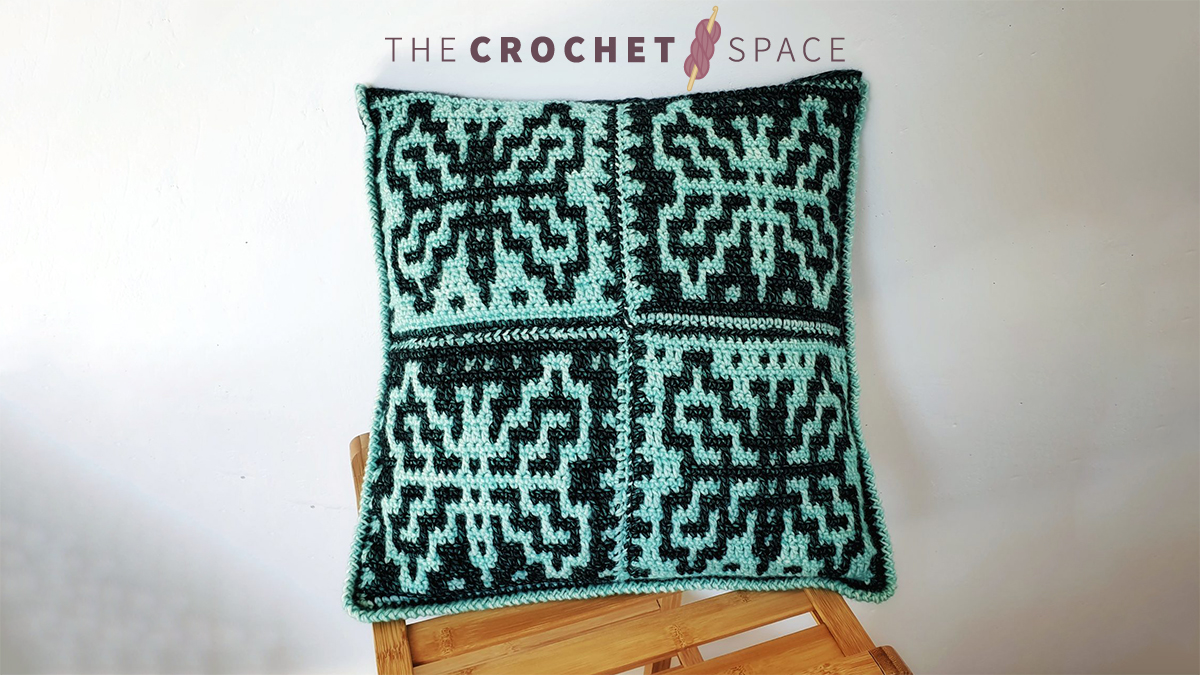 Easy Mosaic Crochet Pillow || thecrochetspace.com