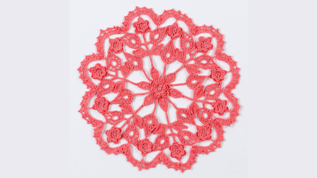 Exquisite Crochet Flower Doily || thecrochetspace.com