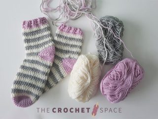 Adult Summer Crochet Socks || thecrochetspace.com