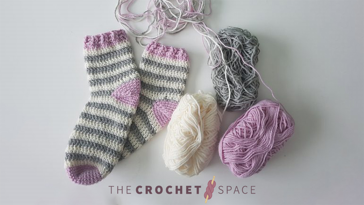 Adult Summer Crochet Socks || thecrochetspace.com