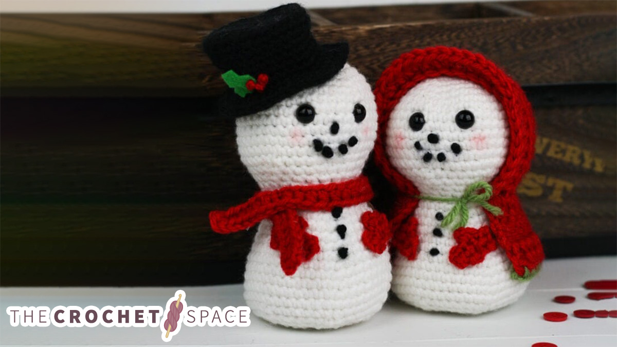 Festive Amigurumi Snowman Couple || thecrochetspace.com