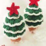 Festive Crochet Tree Deco. Two Christmas Trees with red star and white snow on branches || thecrochetspace.com