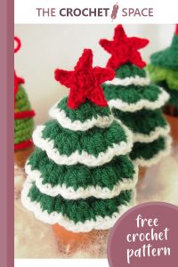 festive crochet tree deco || https://thecrochetspace.com