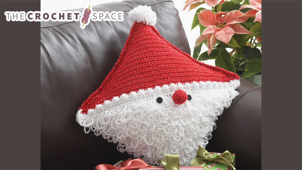 Festive Santa Crocheted Pillow || thecrochetspace.com