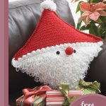 Festive Santa Crocheted Pillow || thecrochetspace.com