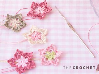 Five Petals Crochet Flower || thecrochetspace.com