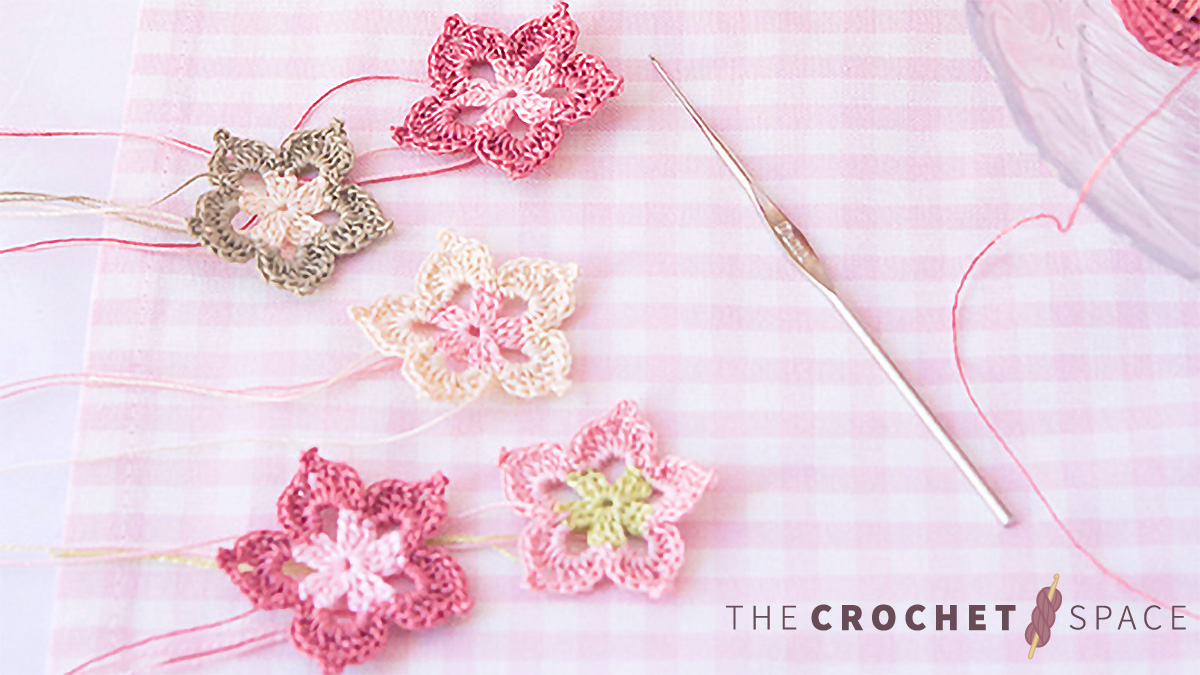 Five Petals Crochet Flower || thecrochetspace.com