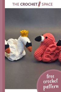 flamingo feet crocheted booties || https://thecrochetspace.com