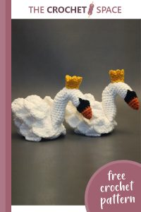 flamingo feet crocheted booties || https://thecrochetspace.com