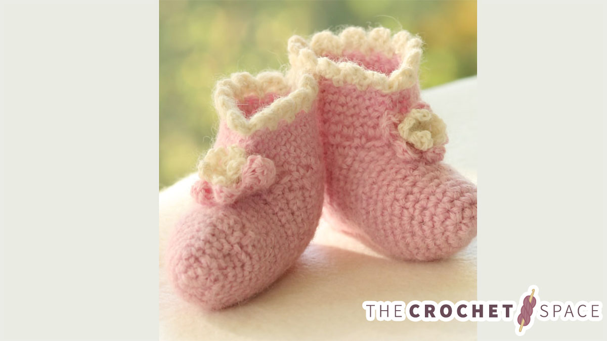 Floral Crocheted Baby Booties || thecrochetspace.com