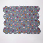 Flower Tri Crochet Blanket . Scalloped edge throw crafted with grey background || thecrochetspace.com