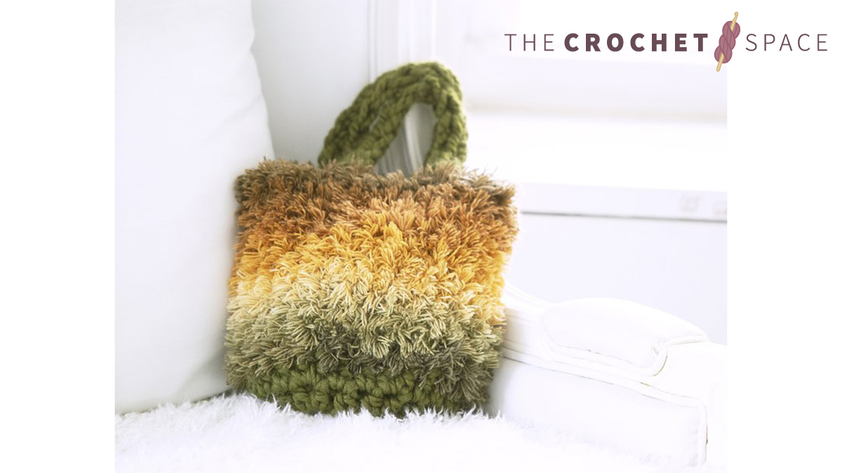 Fluffy Crystal Crochet Bag || thecrochetspace.com