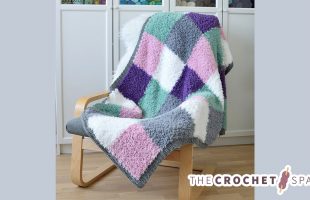 Fluffy Squares Crochet Afghan || thecrochetspace.com