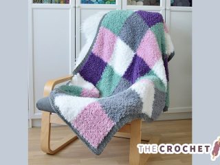 Fluffy Squares Crochet Afghan || thecrochetspace.com
