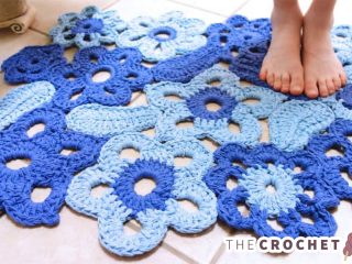 Free-form Crochet Flower Rug || thecrochetspace.com