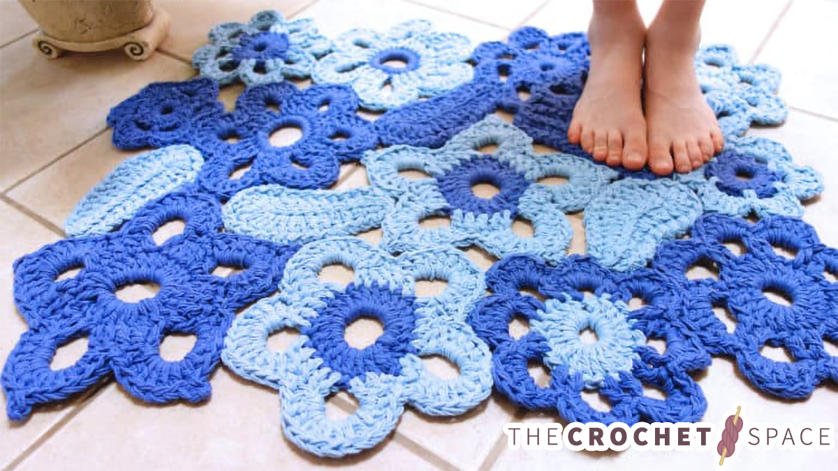 Free-form Crochet Flower Rug || thecrochetspace.com