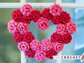 Front Door Crocheted Rose Heart Wreath || thecrochetspace.com