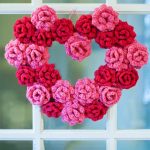 Front Door Crocheted Rose Heart Wreath. heart shaped wreath with red and pink crochet roses || thecrochetspace.com