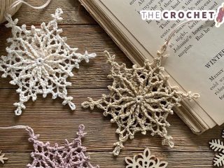 Frosty Crochet Snow Flake || thecrochetspace.com