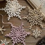 Frosty Crochet Snow Flake. Large snowflakes and small || thecrochetspace.com