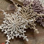 Frosty Crochet Snow Flake. Three different colored snowflakes || thecrochetspace.com
