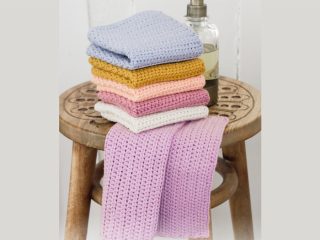 Fruity Fresh Crochet Dishcloths || thecrochetspace.com