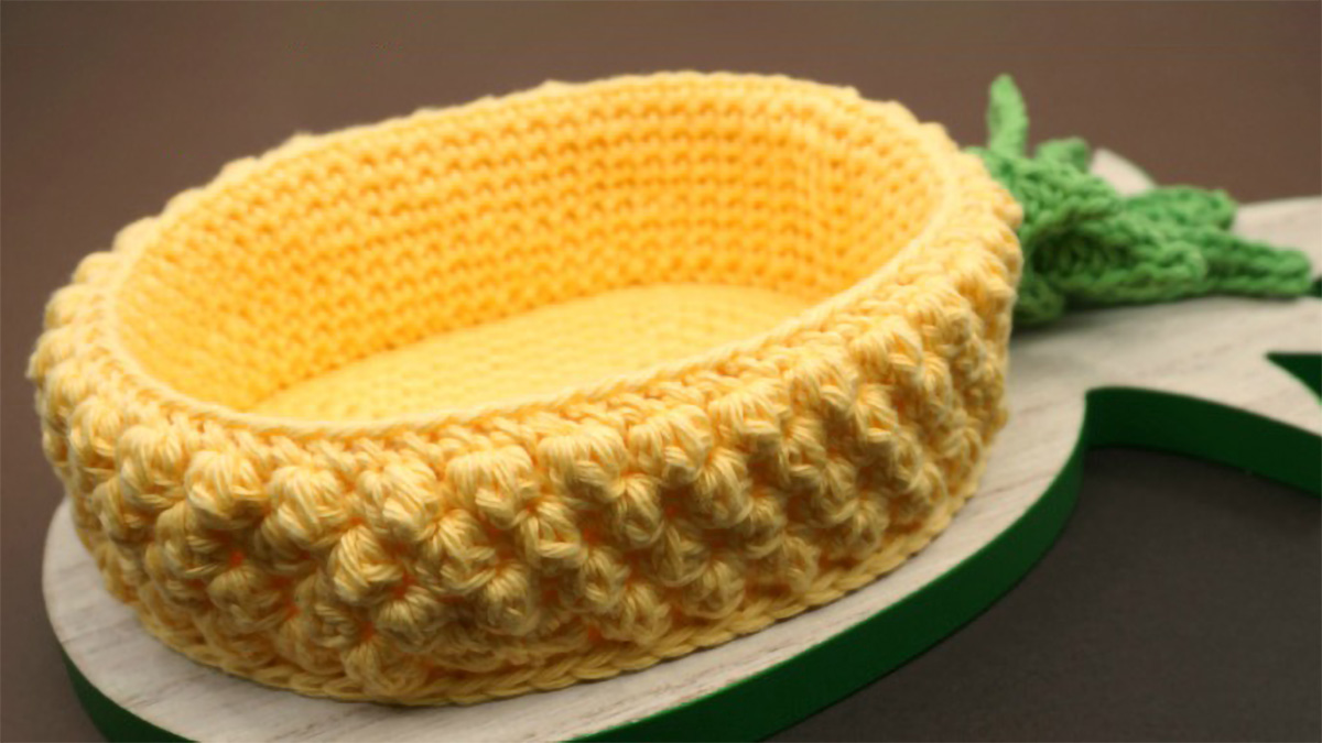 Fun Crochet Pineapple Basket || thecrochetspace.com