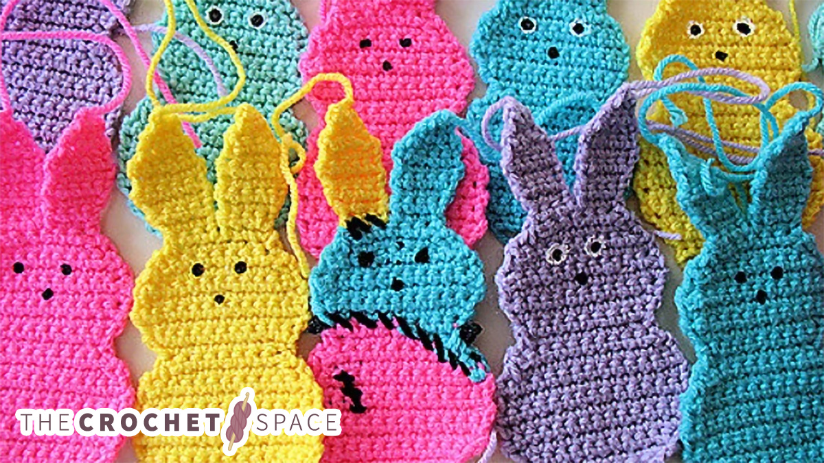 Fun Crocheted Marshmallow Bunny Scarf || thecrochetspace.com