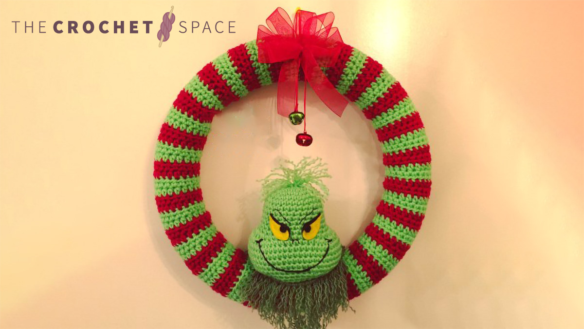 Fun Grinch Crocheted Wreath || thecrochetspace.com