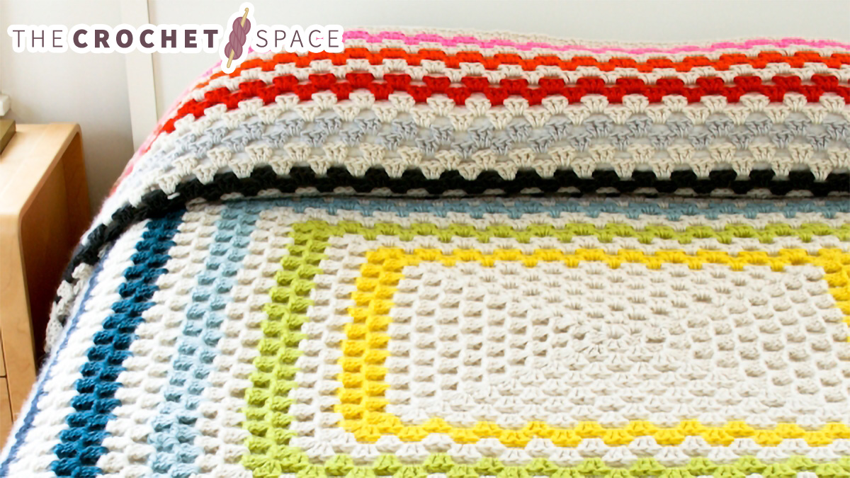 Giant Retro Crochet Bedspread || thecrochetspace.com