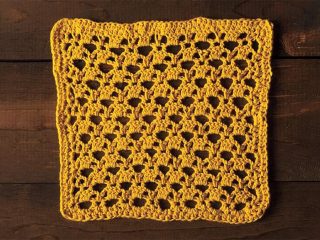 Golden Lattice Crochet Dishcloth || thecrochetspace.com