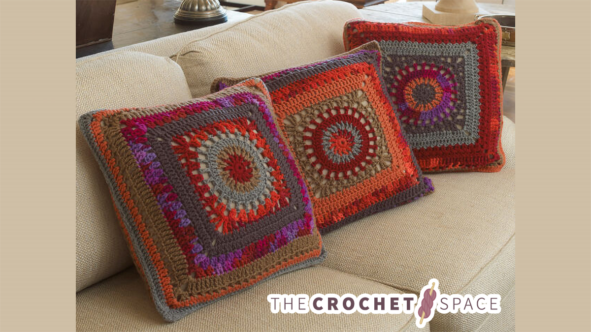 Granny Circle Crochet Pillow || thecrochetspace.com