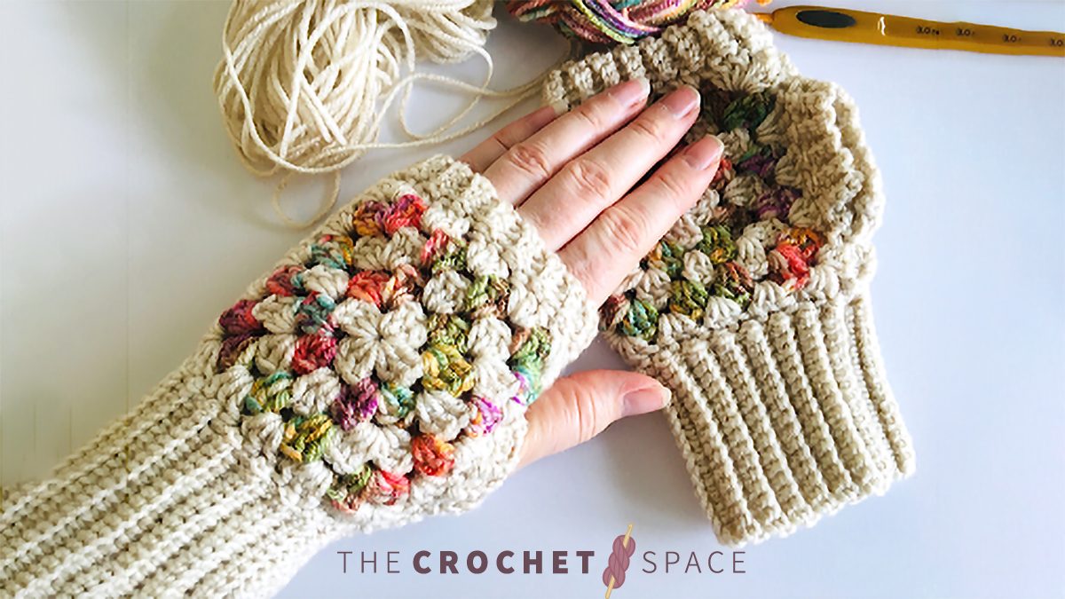 Granny Fingerless Crochet Mitts || thecrochetspace.com