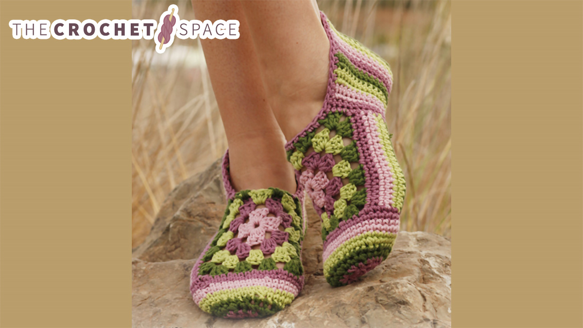 Granny Rose Crocheted Slippers || thecrochetspace.com