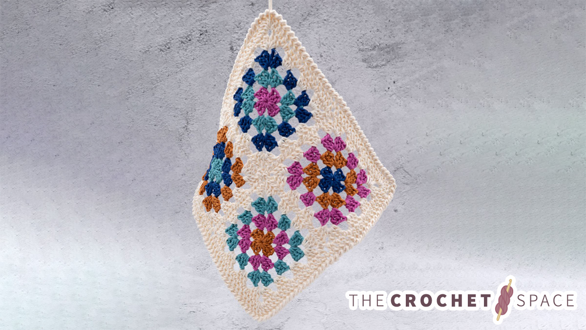 Granny Square Crochet Dishcloth  || thecrochetspace.com