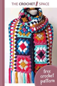 granny square crochet scarf || https://thecrochetspace.com