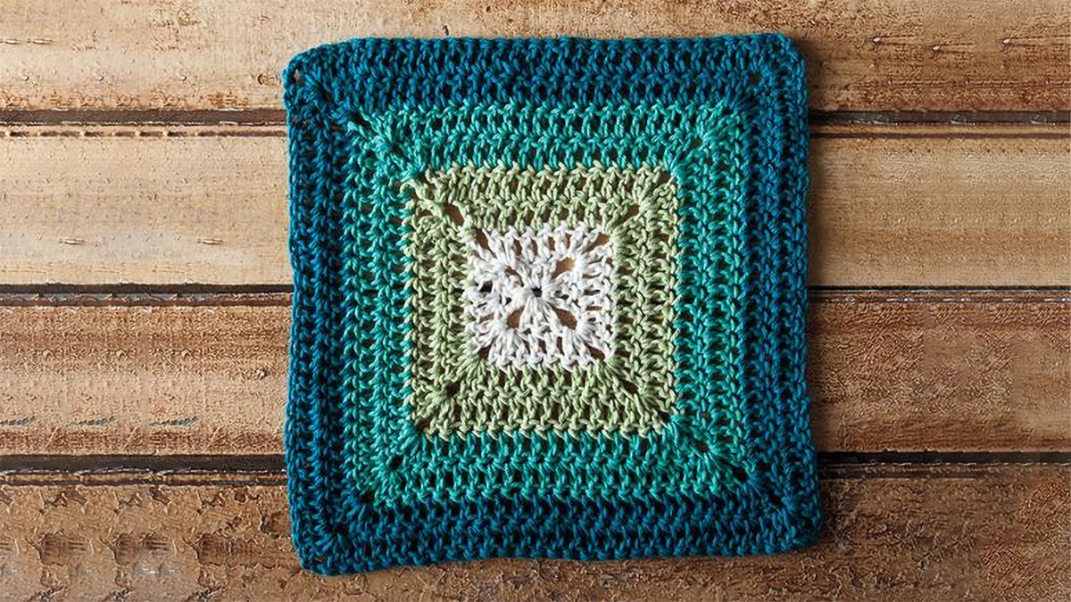 Granny Swirl Crochet Dishcloth || thecrochetspace.com