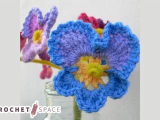 Granny's Lovely Crocheted Pansy || thecrochetspace.com