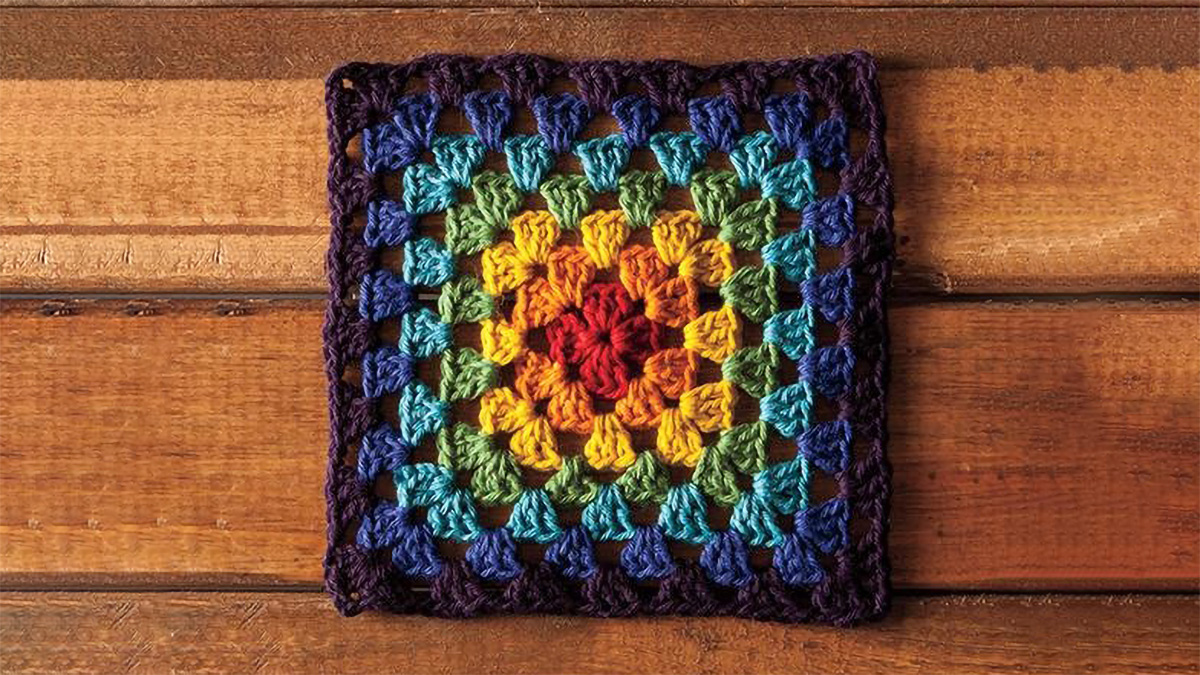 Granny’s Rainbow Crochet Dishcloth || thecrochetspace.com