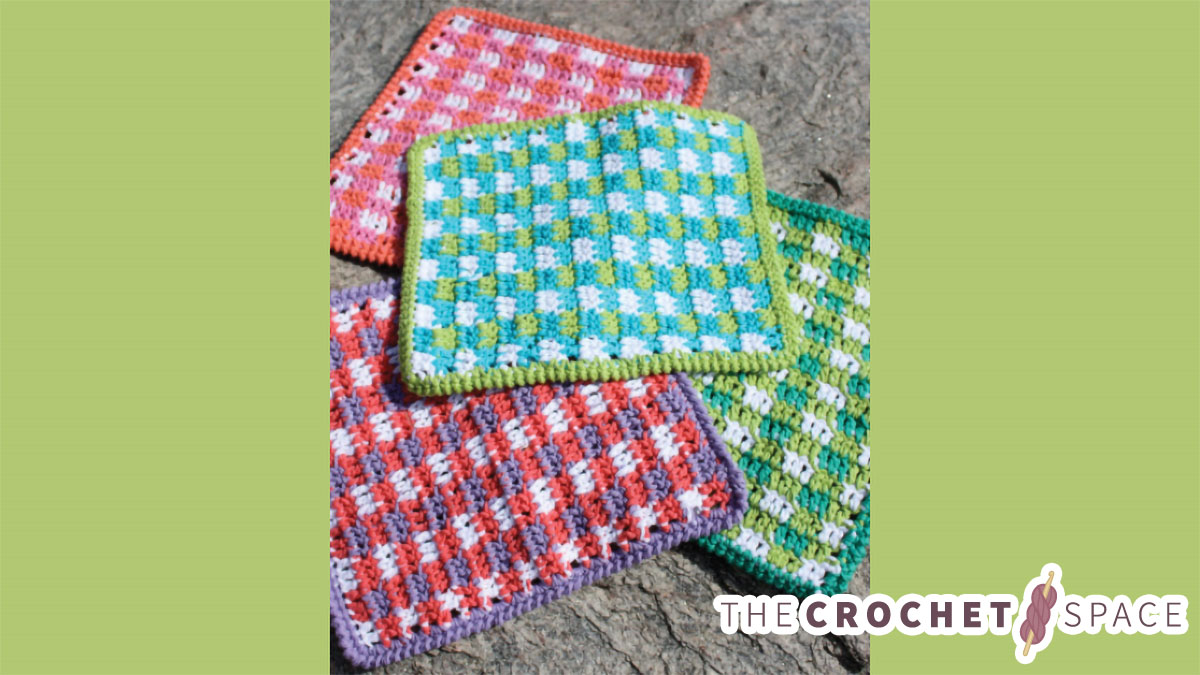 Great Gingham Crochet Dishcloth || thecrochetspace.com