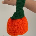 Halloween Crochet Knot-Bag. Bag crafted in pumpkin colors. Organge bag and green handles || trhecrochetspace.com