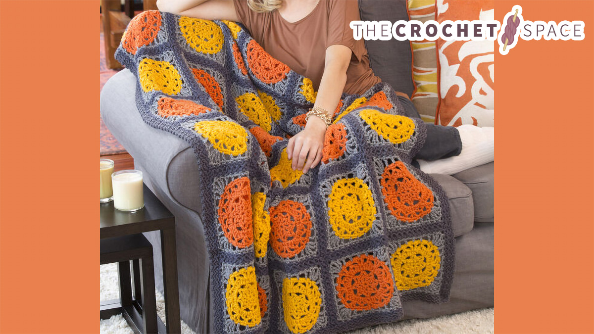 Halloween Pumpkin Crochet Throw || thecrochetspace.com
