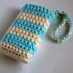 Hands-Free Phone Crochet. Crafted in blue and white with loop hand hand strap || thecrochetspace.com