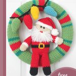 Hanging Santa Crochet Wreath || thecrochetspace.com